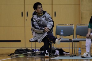 DANNYベンチから試合を見守る小嶋淳。ギブスに固められた足は痛々しいが、若手の活躍を追う視線は穏やかだった。