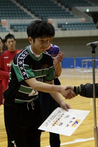 優勝の賞状を受け取る杉本陽一。