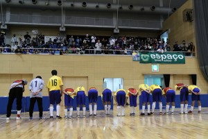 試合終了後、駆けつけた大勢の応援団に深々と礼をするエスパッソの選手たち。この応援団、試合中は本当に熱い応援を繰り広げていました。