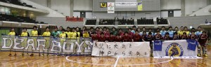 同時に試合を行う全チームが集まっての集合写真です。阪神・淡路大震災から復興した街、神戸から発信されるメッセージです。