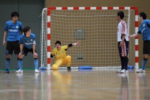 この試合は一人でゴールを守った皆川広紀(1)。田原のセットプレーに備える。