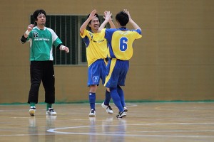 鮮やかな先制ゴールにベテラン2人も笑顔で祝福を送る。