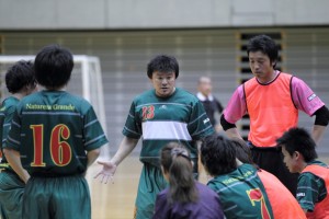 タイムアウトでチームをまとめる吉村(13)。