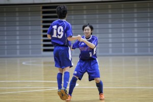 高林(10)のゴールを祝福する野中(19)。ビッグヒップの4点はこの2人が2点ずつ奪った。