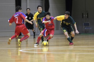 イカイ唯一のゴールを奪った内村(10)。