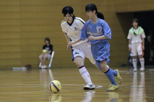 蹴球小娘の鷲野(17)はまだ中学生（13歳！）のプレーヤーだ。ゴリラの11番は松野。