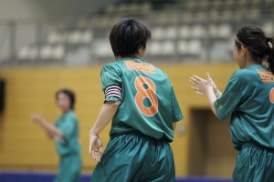 この試合で2ゴールを記録したキャプテンの森本(8)。なぜか使える写真が背中が写ったものしかなかった。昨年の得点王だった事も付け加えておく。（ゴリラの松島と同得点だった。）