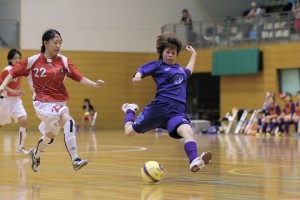 ダイナミックなフォームでシュート体勢に入るアタドゥーラの大野(12)。追うのはファルコの西本(22)。