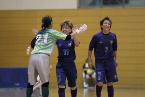 決勝ゴールの直後。ゴールを決めた武藤(11)がゴレイラの勝川(21)の祝福を受ける。右は江本(7)。